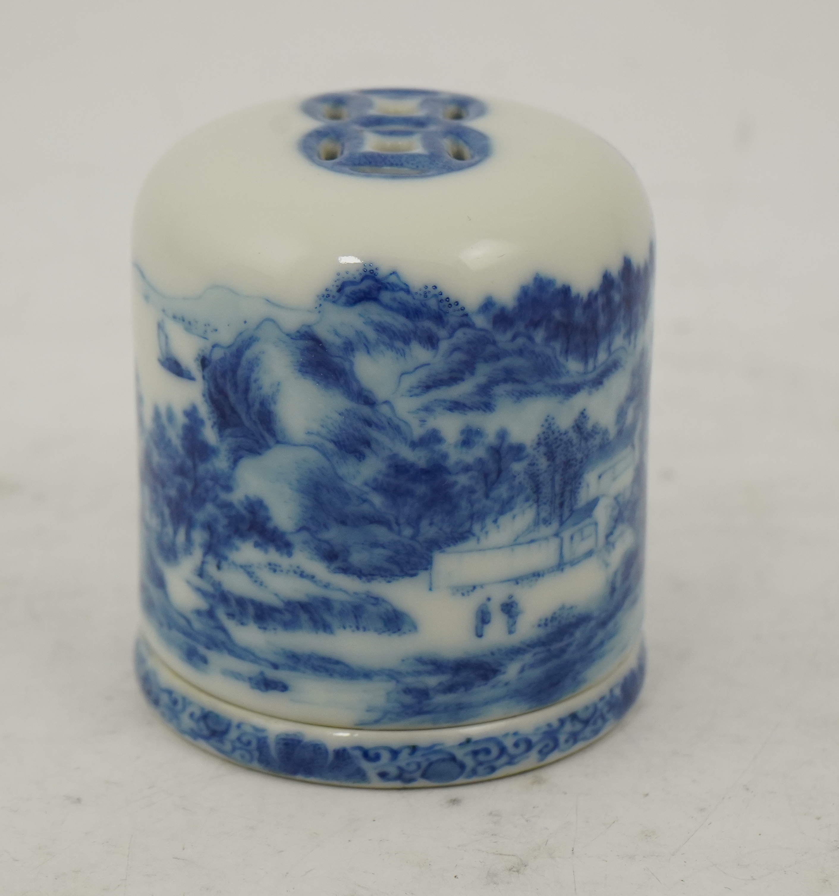 A Chinese blue and white container, Yongzheng seal mark, Republic period